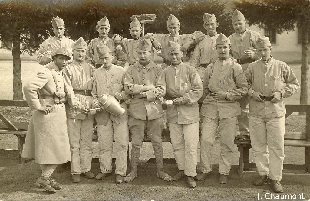 Remiremont ~ Militaires en Caserne (petit groupe).JPG